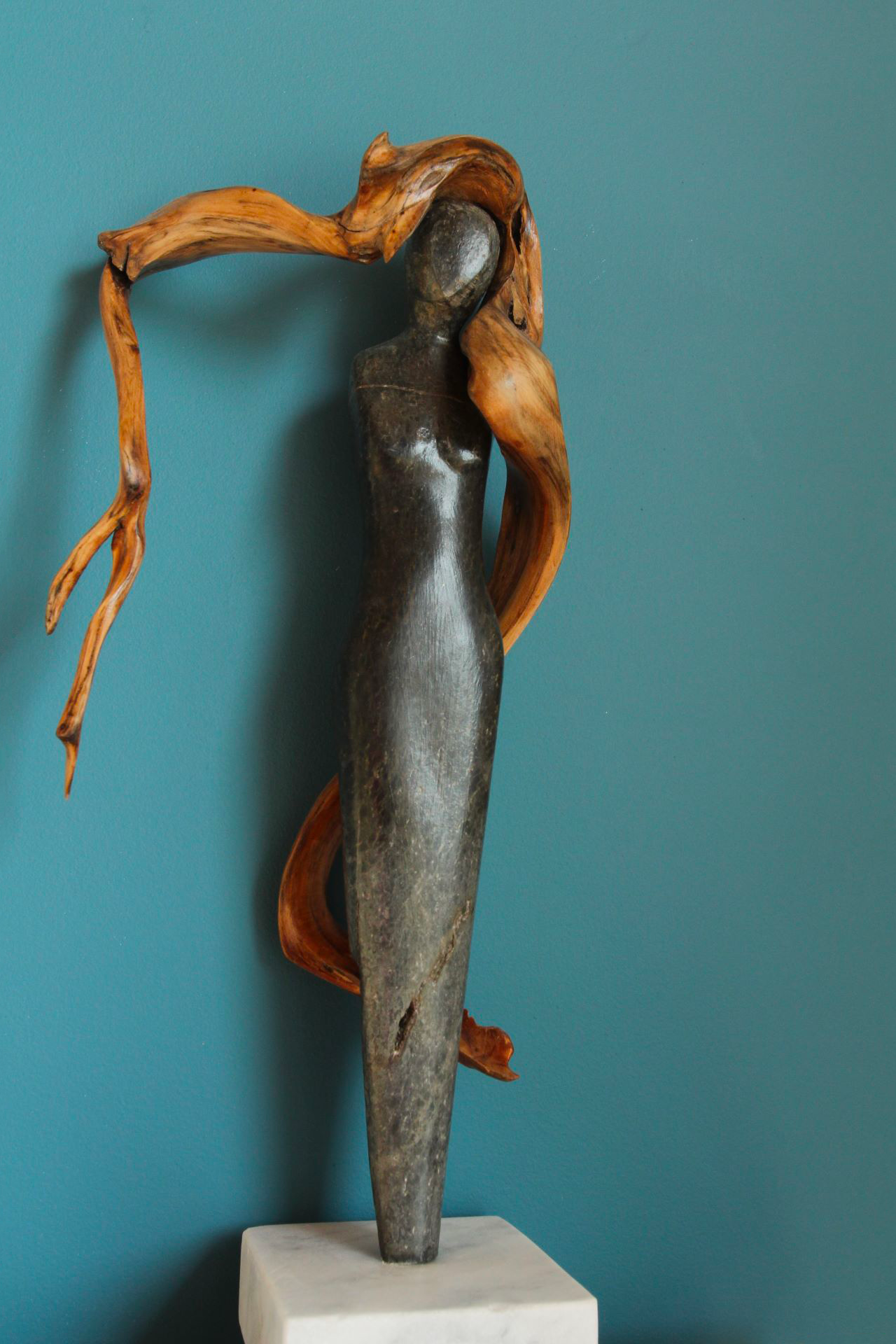 femme avec des cheveux en eau bois