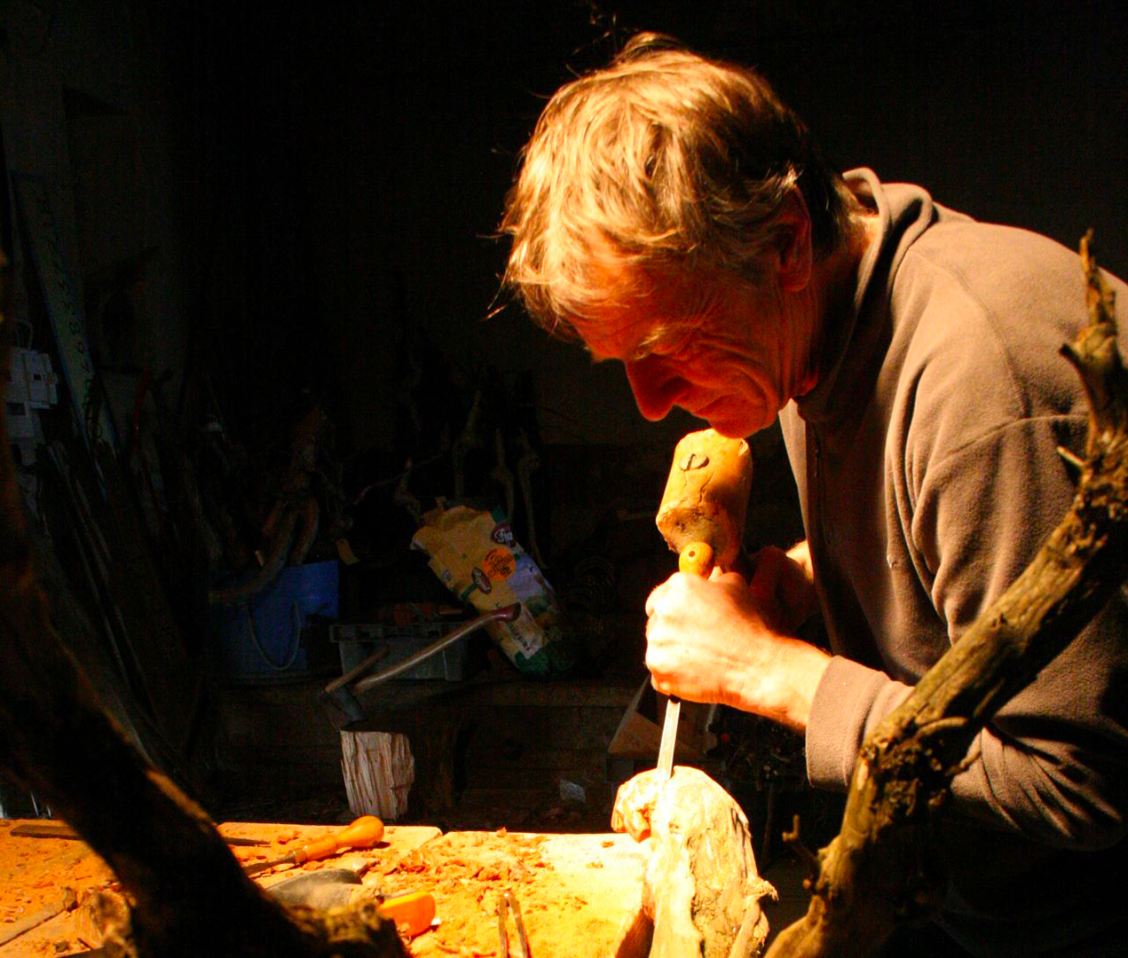 L'artiste sculpteur Antony Duff en train de sculpter dans son atelier