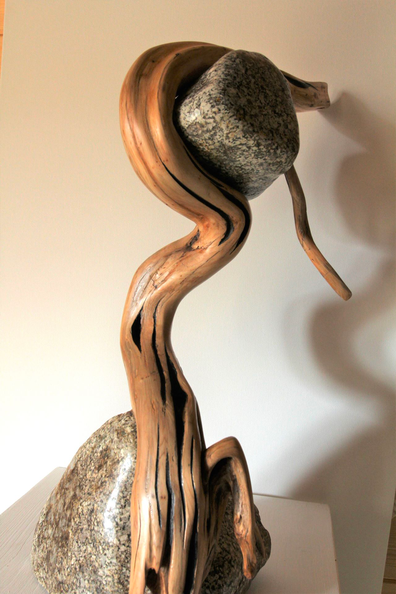 Zoom sur un bikini dessiné sur une sculpture en bois