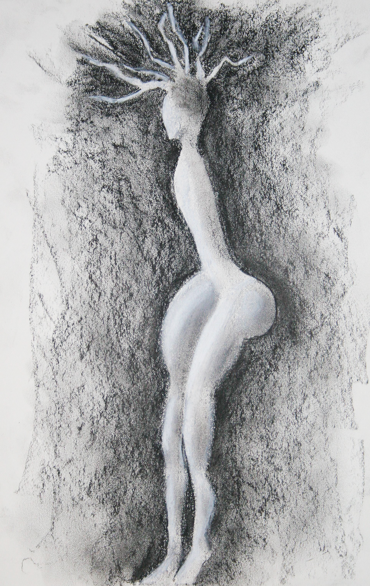 Zoom sur un bikini dessiné sur une sculpture en bois