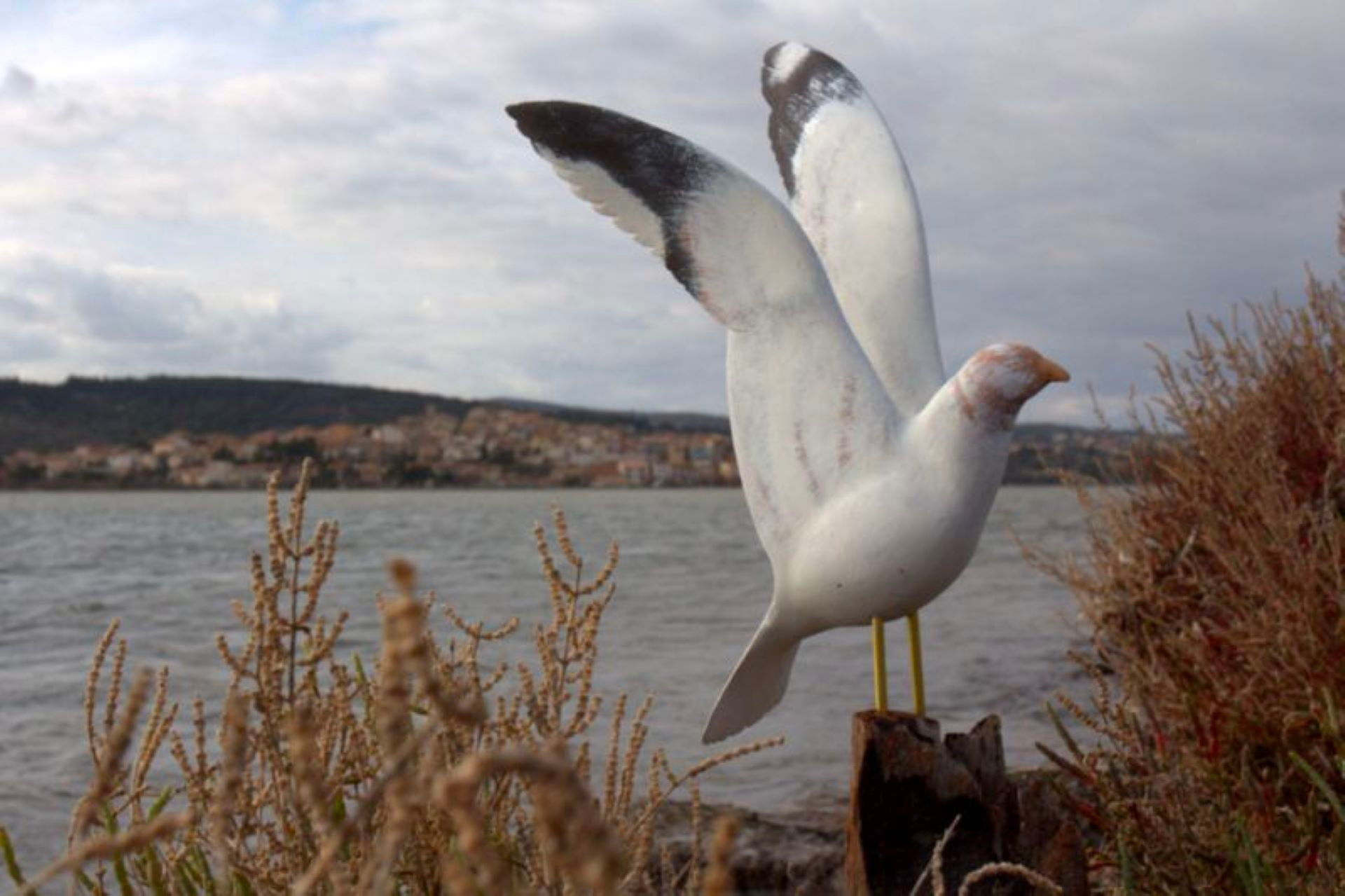 Zoom sur un bikini dessiné sur une sculpture en bois