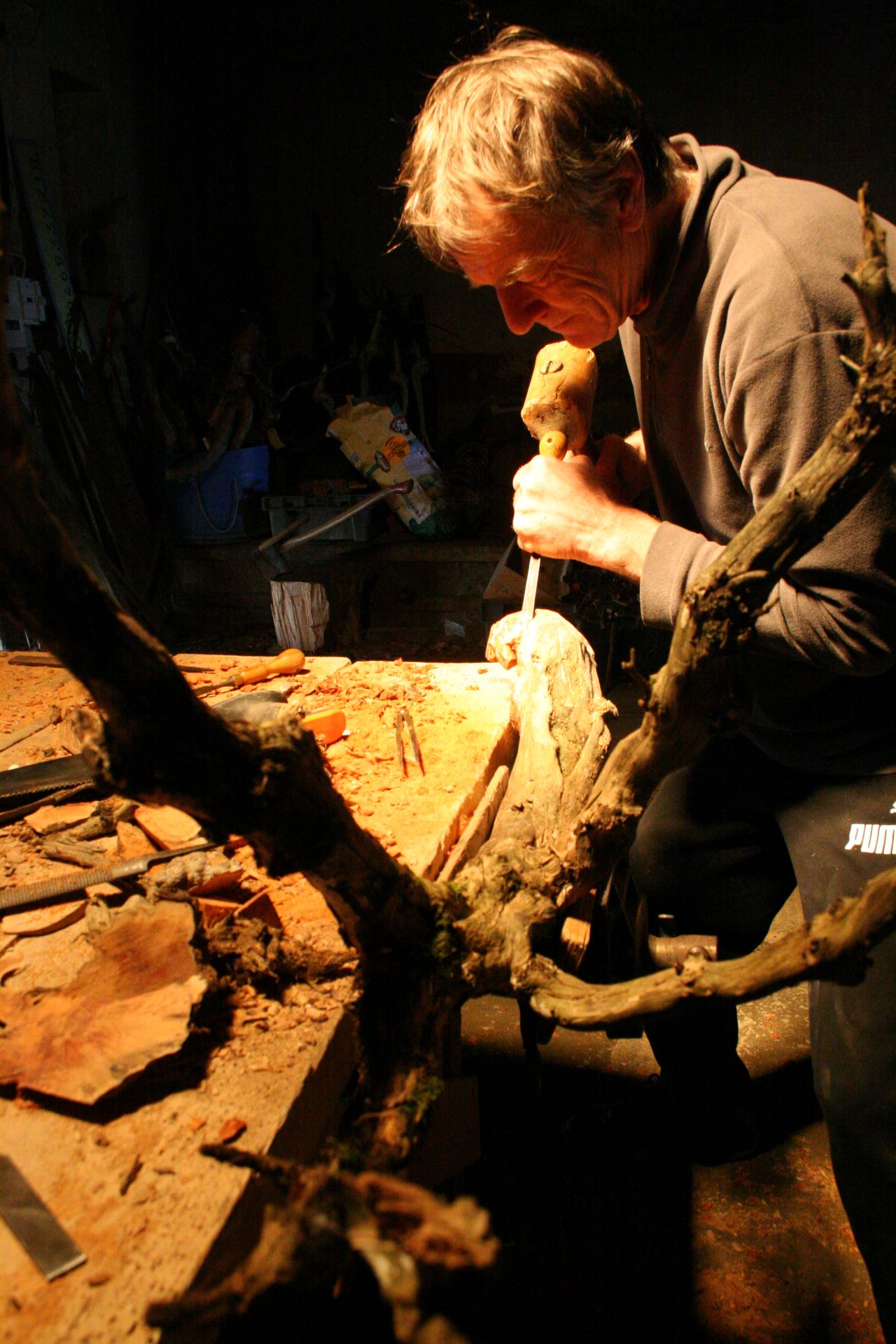 Gros plan d'un bikini dessiné sur une sculpture