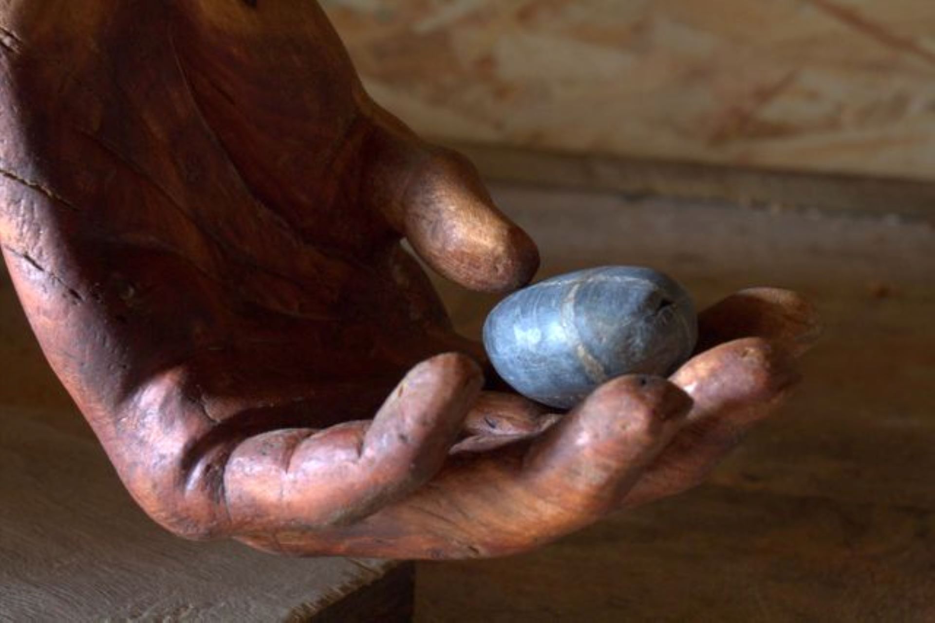 Zoom sur un bikini dessiné sur une sculpture en bois