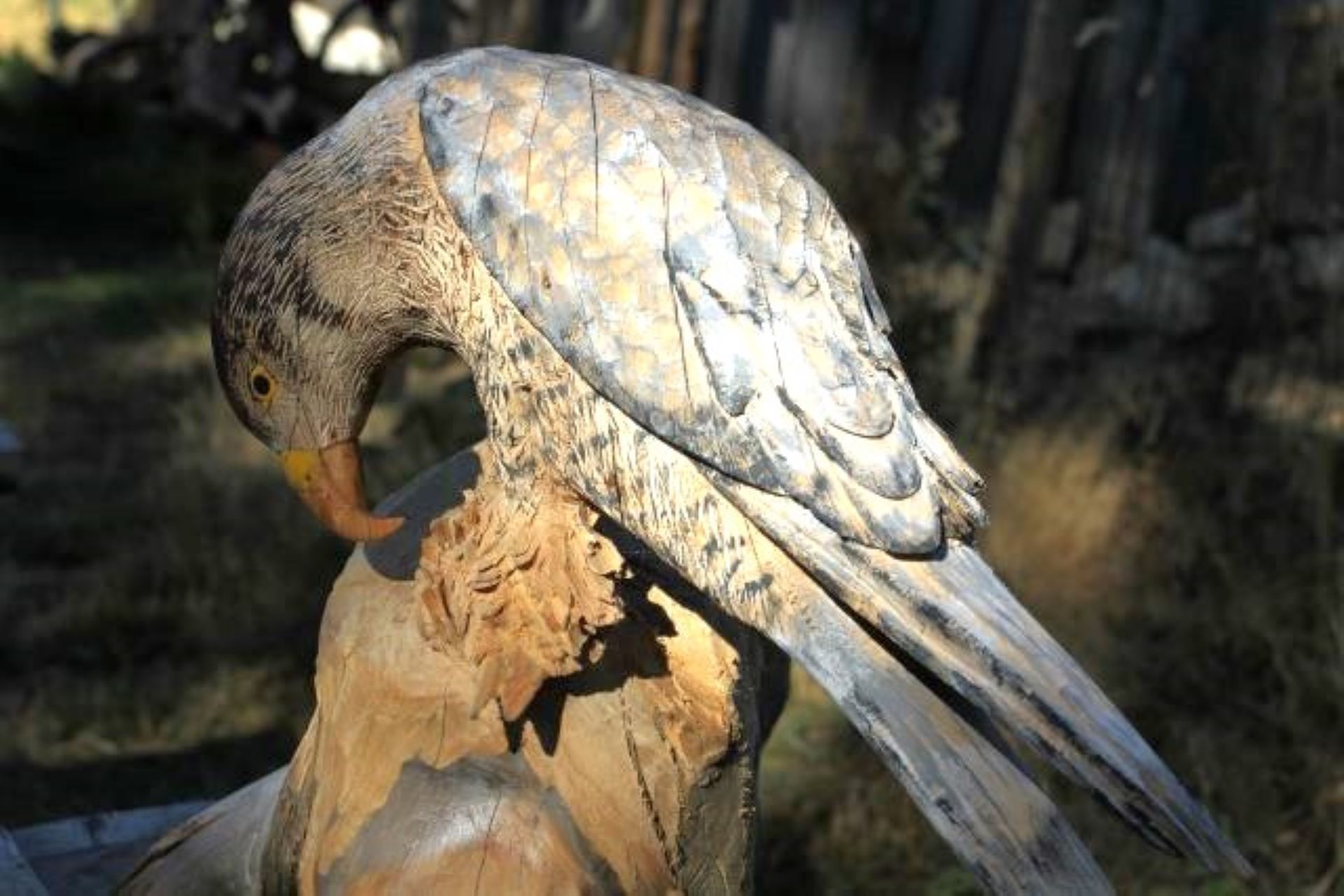Zoom sur un bikini dessiné sur une sculpture en bois